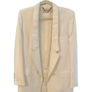 The most perfect jacket! A classic cream blazer for every outfit.